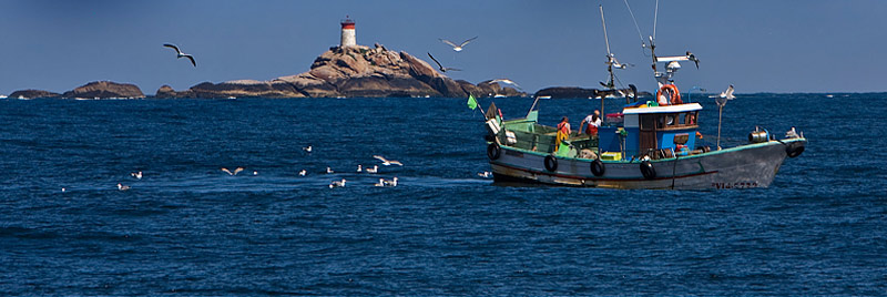 Playa de Osmo / barcos de pesca de bajura